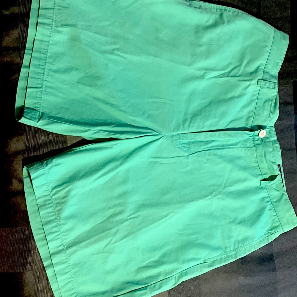 Great condition vineyard  vines Kellie green short